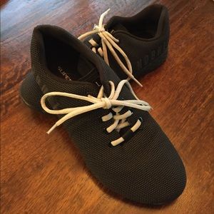 Men’s size 9.5 No Bulls